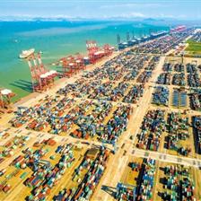 廣州港與白云機(jī)場(chǎng) 雙輪驅(qū)動(dòng)，連通全球與內(nèi)貿(mào)的航運(yùn)樞紐